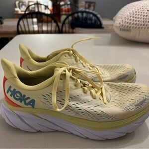 Hoka Clifton 8 size 9 in yellow